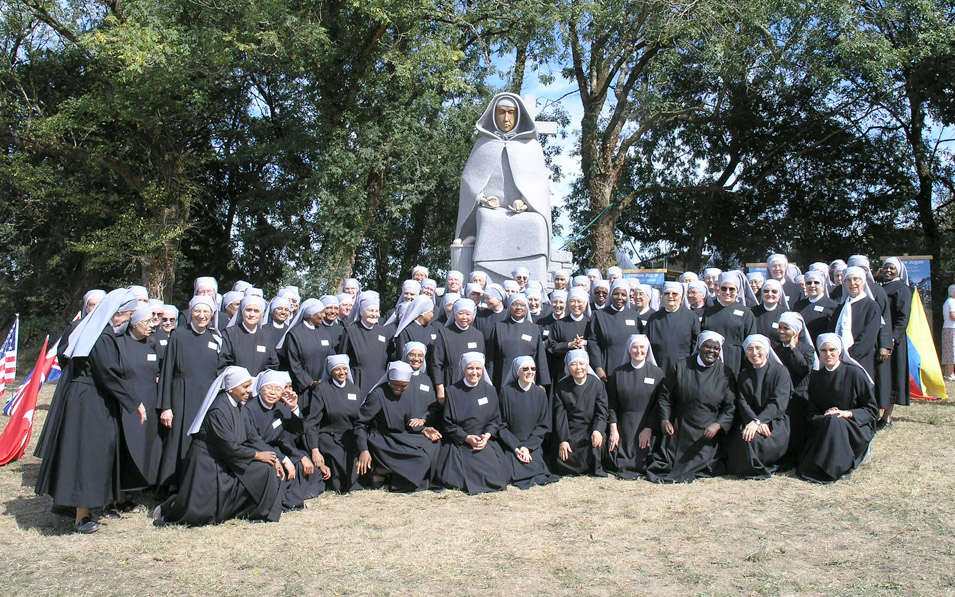 Grupo de Irmãzinhas com Santa Joana Jugan no Vale dos Santos