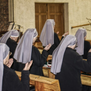 irmãzinhas dos pobres rezando